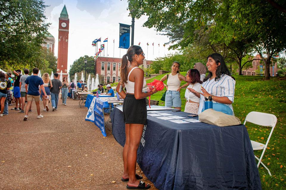 博彩网址大全 students chatting at the fall campus involvement fair. 